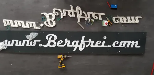 Herstellung von 3D Schriftzügen für Unternehmenslogo